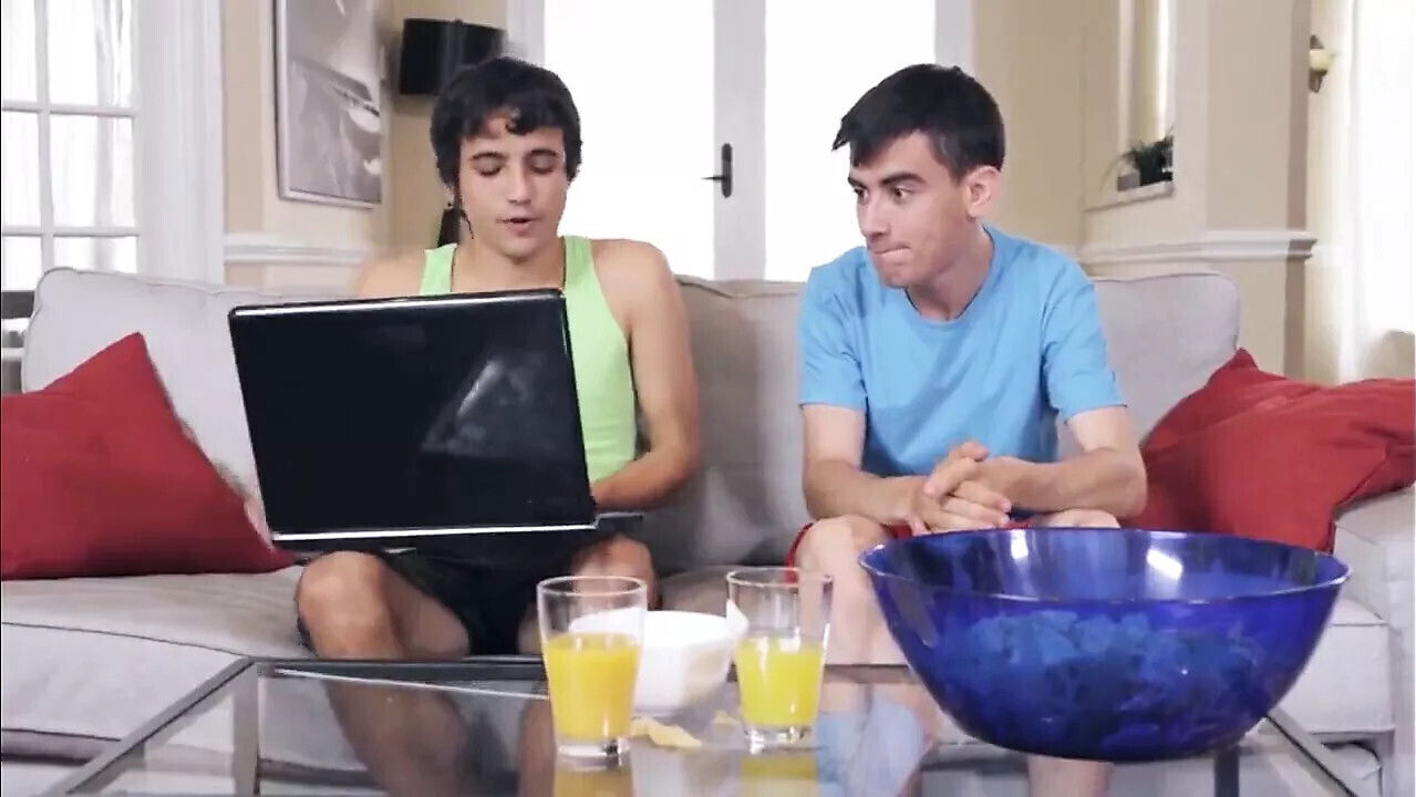 Kinky ebony MILF fucked guys