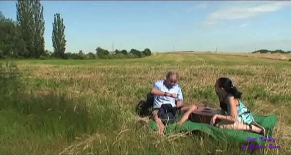 un vecchio autostoppista invita una giovane ragazza a scopare con lui in campagna dopo aver cantato e suonato