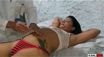 danny hot nao passa muito bem e pedi para o teu marido mike hot chamar o medico e ela acaba dando a buceta para os dois com muita dp