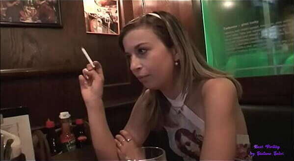 ragazza sola triste accetta invito anziani scopare loro