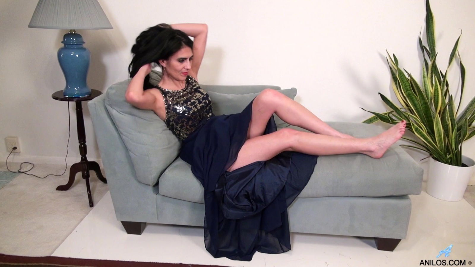 Small mature chick Theresa Soza moans while masturbating