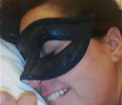 Amiga haciendo cornudo antifaz