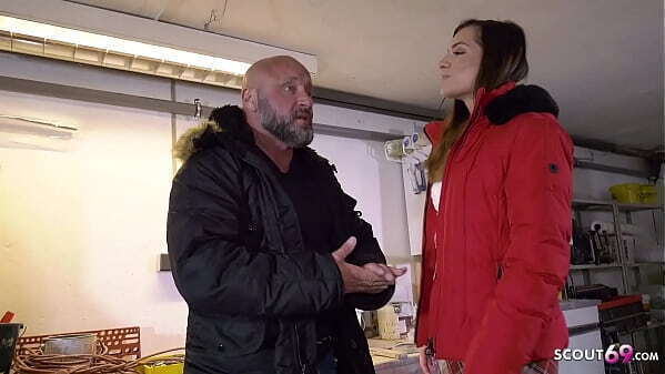 Deutsche Jungfrau l&auml_sst sich alten Nachbarn heimlich entjungfern