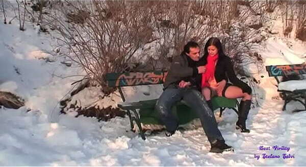 Esibizionisti fanno sulla neve davanti passanti senza pudore
