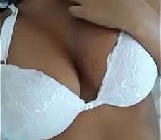 morena de sutia se deliciando