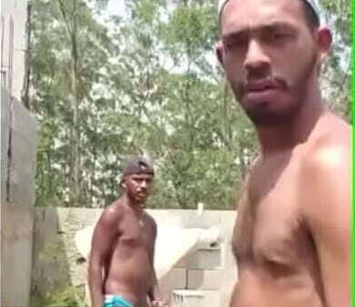 Dois putos pegando constru&ccedil_&atilde_o abandonada