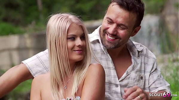 Romantischer Outdoor jungen Paar Urlaub Deutsch