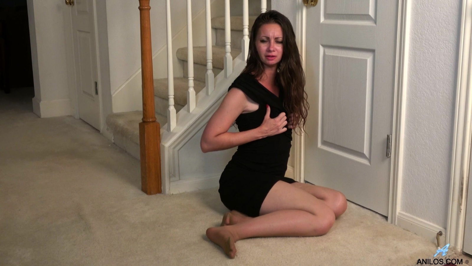 Playing with makes Molly reach incredible orgasms