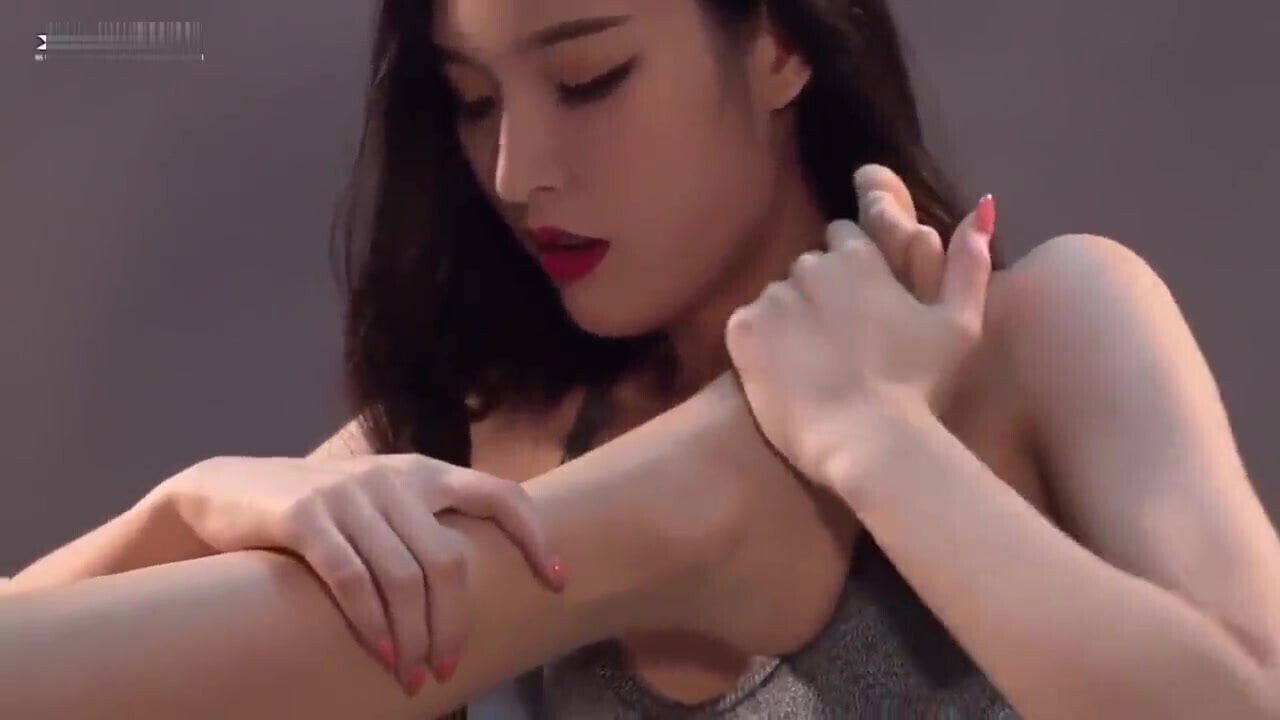 Lesbian Feet Worship, Ligui