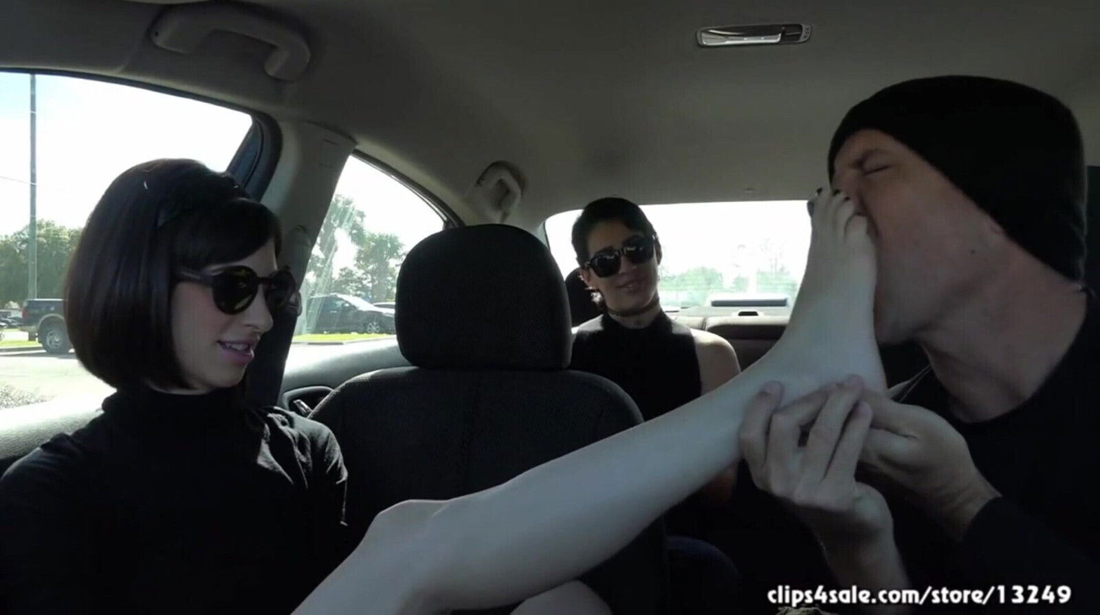 Beatnik girl's feet worshipped