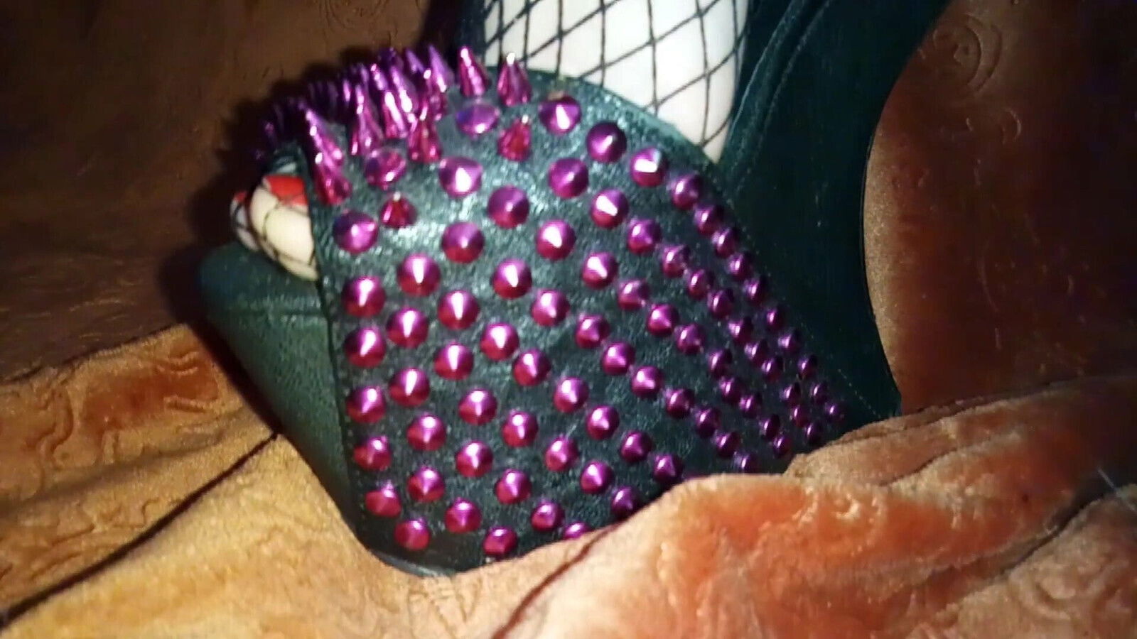 Lady spears extreme heels.