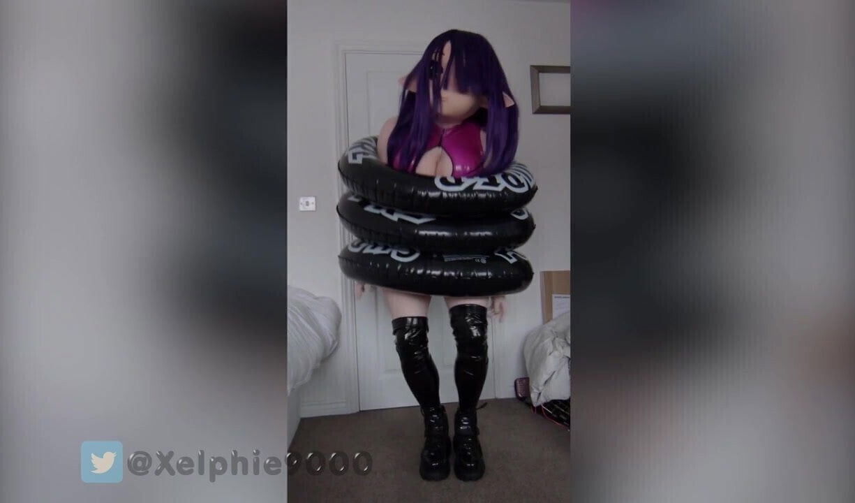 Xelphie Squeaky Swim-ring Struggles