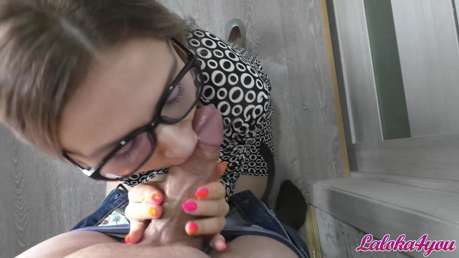 Girl Deep Sucks Stranger's Dick After Year Party