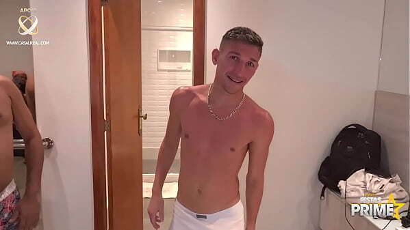 Gangbang Novinha Desirre dando Dotados