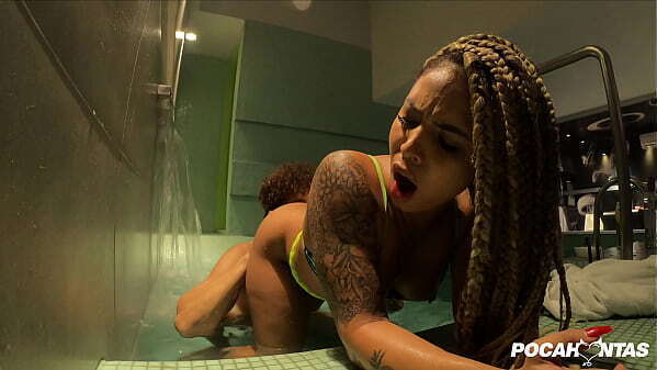 Pocahontas dando cuzinho buceta piscina (SEM CAMISINHA) Brunette doing pool Pocahontas Oficial &amp_ Gallego