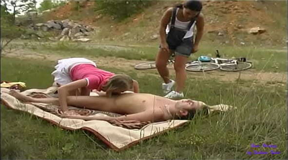 amiche bicicletta incontrano uomo nudo prende sole...