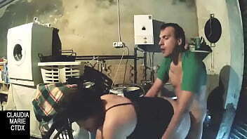 Entre platos sucios mucha basura follada detr&aacute_s