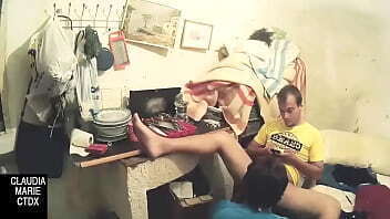 casa llena basura pareja gusta tener sexo entre suciedad