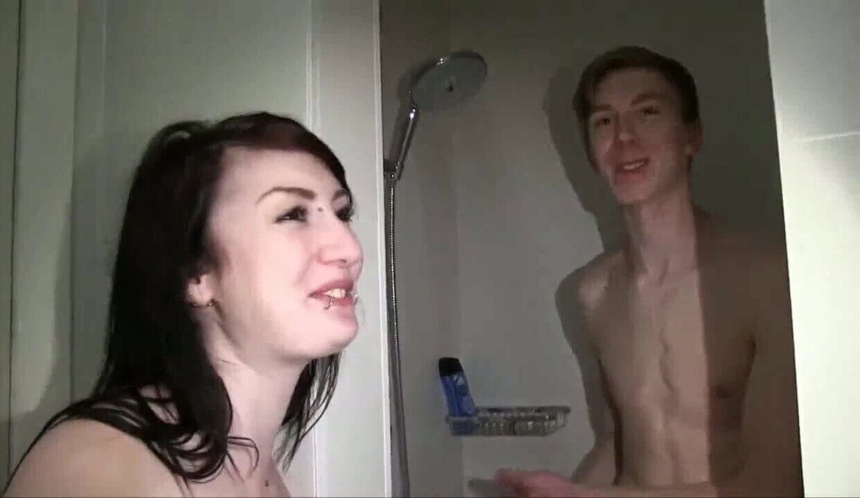 Trio avec brune nombreux piercings