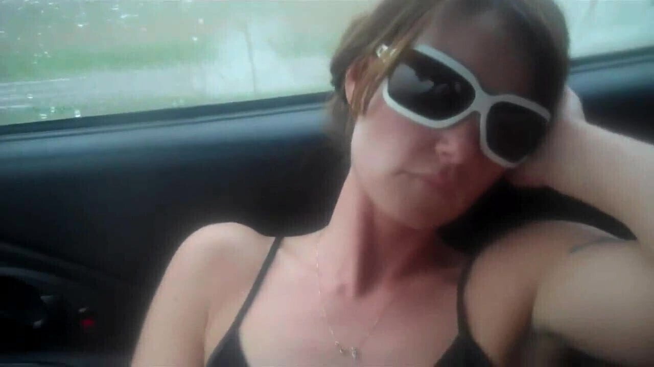 meuf gode pendant qu'il conduit