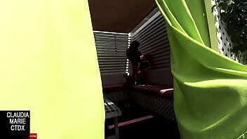 prima follando. Pareja atrapada recibiendo sexo oral esquina