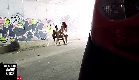 Follando lugar entre graffiti. prima follando exterior