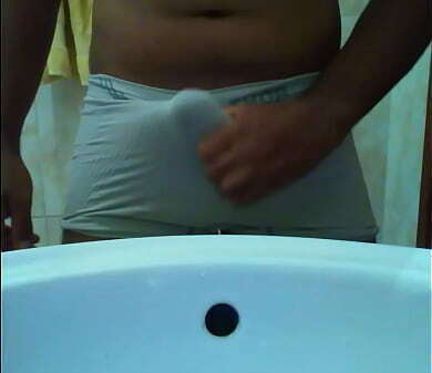 Moreno excitado mostrando cassete