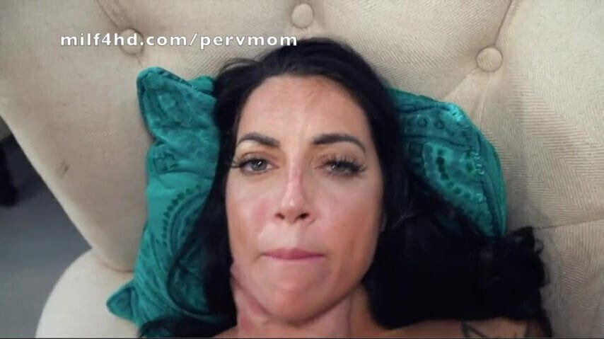 Tattooed stepmom helps focus