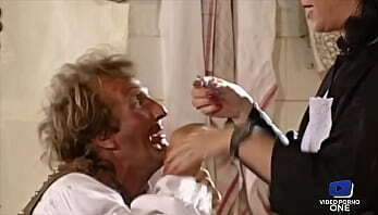 Elodie, soubrette tr&egrave_s sexy, aime avoir une grosse bite pour elle