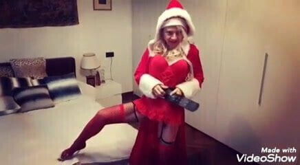 Lisa Monti pornodiva vestita Natale gioca