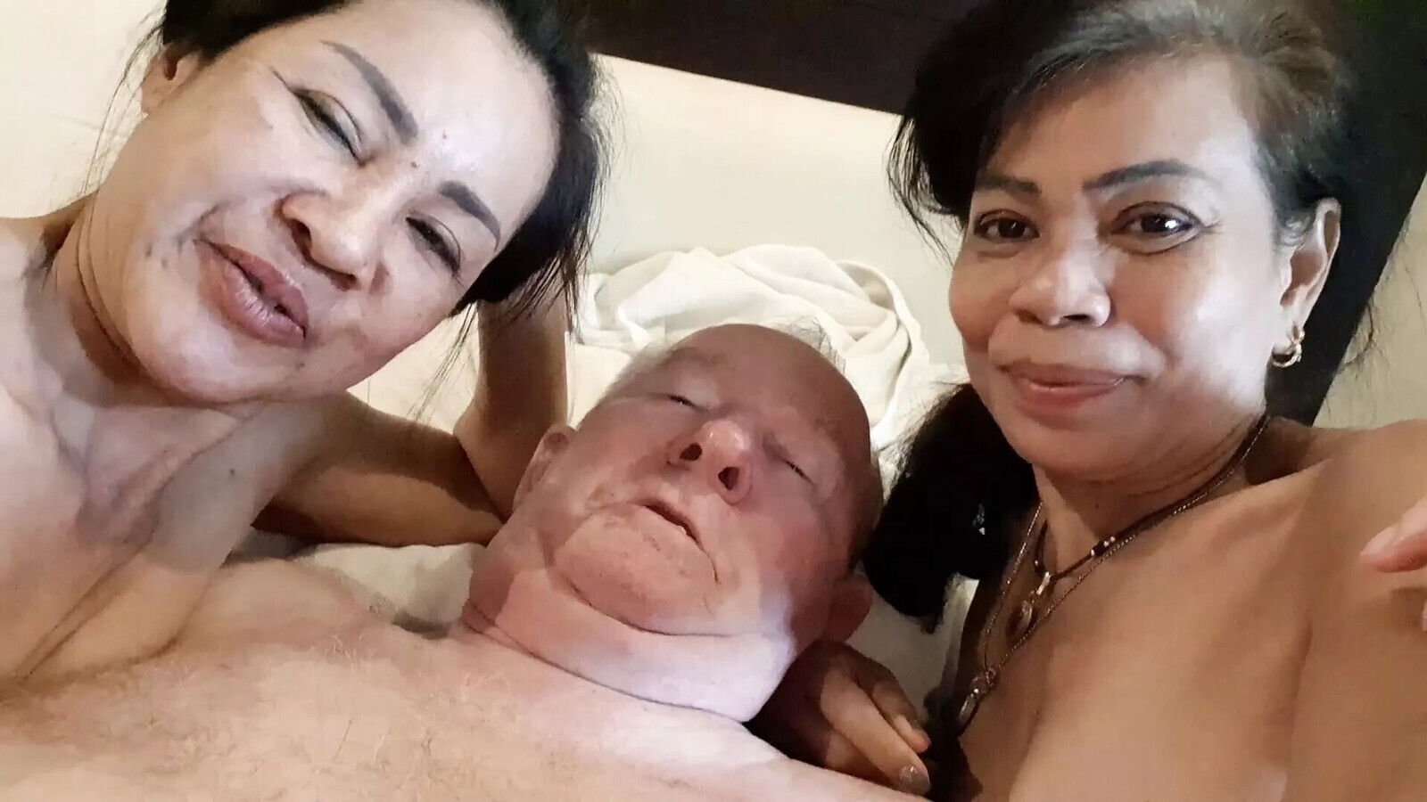 Squirt Crazy Girls Party Part with Invite