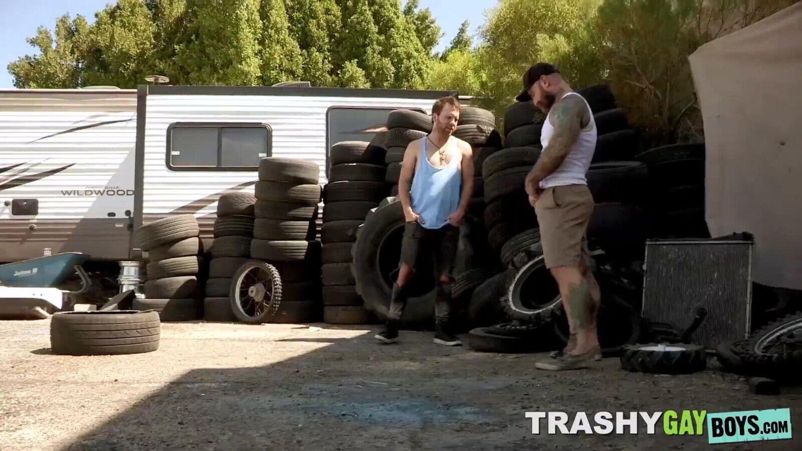 Tattooed jock Beaux Morgan gives perfect seductive blowjob