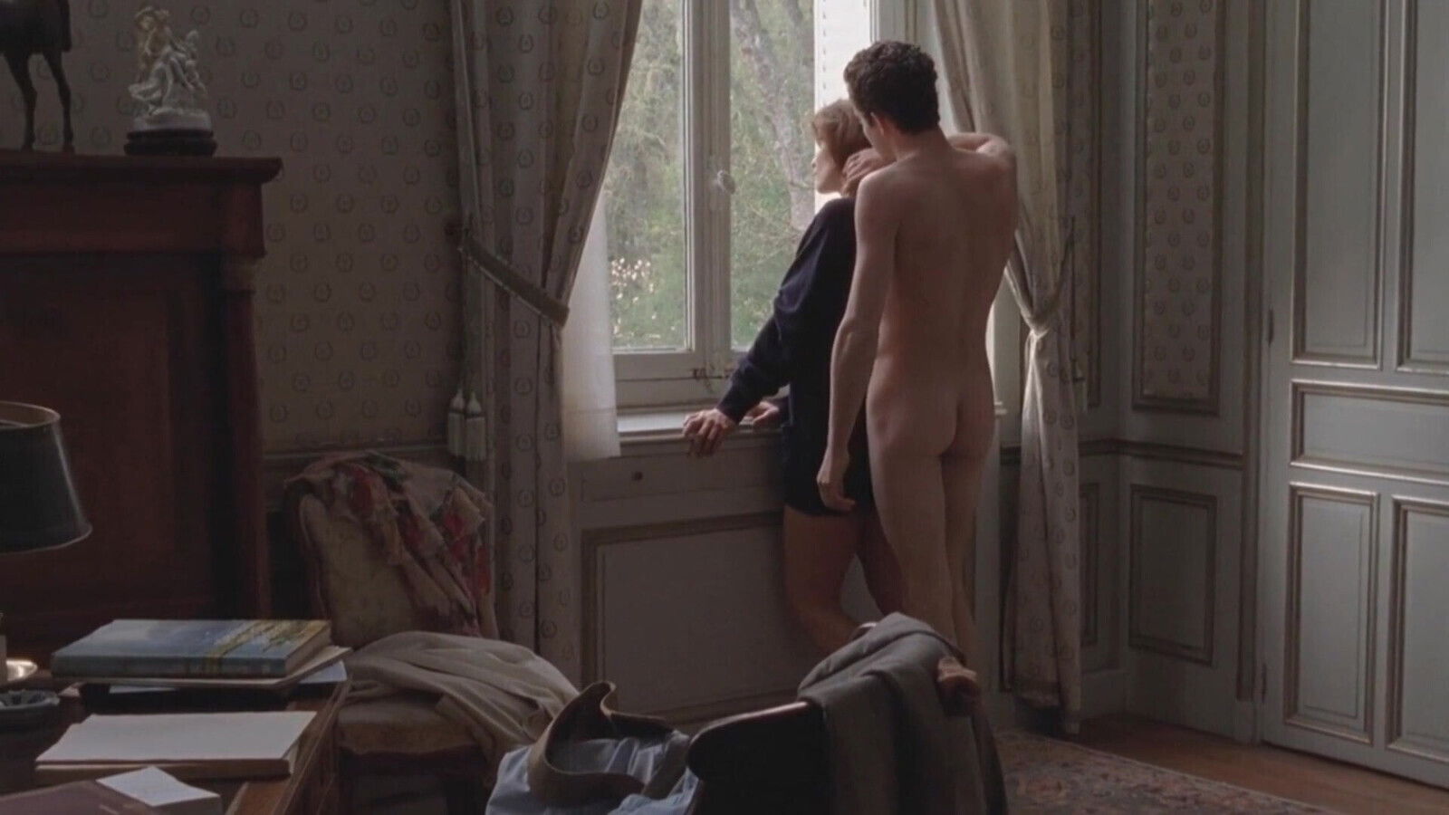 Linda Hardy Seins Nus dans Ecole du Pouvoir (2009)