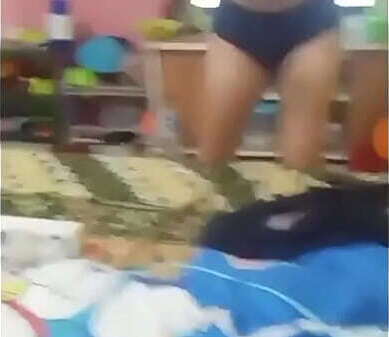 Asi&aacute_tica ense&ntilde_ando tetas