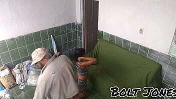 CASAL DE CRACUDOS INVANDEM UMA CASA ABANDONADA PARA FUDE S&Atilde_O FILMADOS PELA C&Acirc_MERA DE VIGIL&Acirc_NCIA