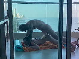 balcon &agrave_ Carthagene, jeune &eacute_tudiante fait remplir jolie petit