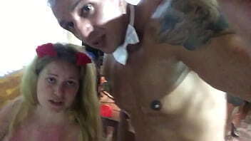 Tatuado carioca fudendo buceta loirinha carnaval frente todo mundo caiu