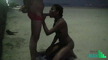 Casal curtindo f&eacute_rias litoral, transando areia frente mar. Completo xvideos