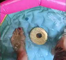 Miss Wagon Vegan - I miei piedi in piscina con le infradito per fartelo scappellare