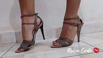 escravo lamber p&eacute_ salto alto andando made slave lick foot heels walk Podolatria Raissa Conte