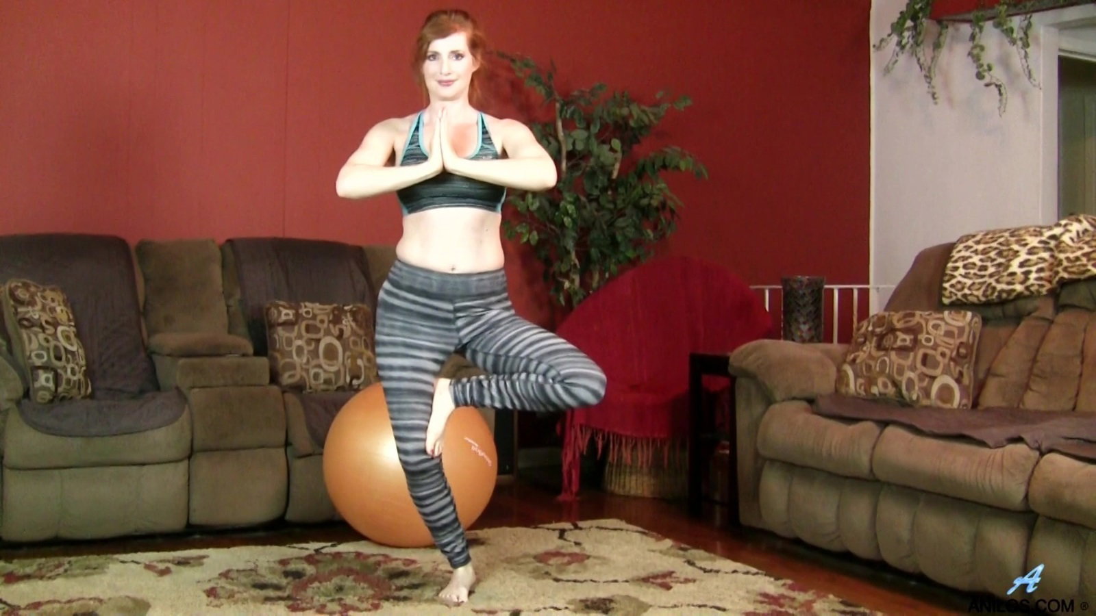 hungry solo model Amber Dawn works naked masturbates