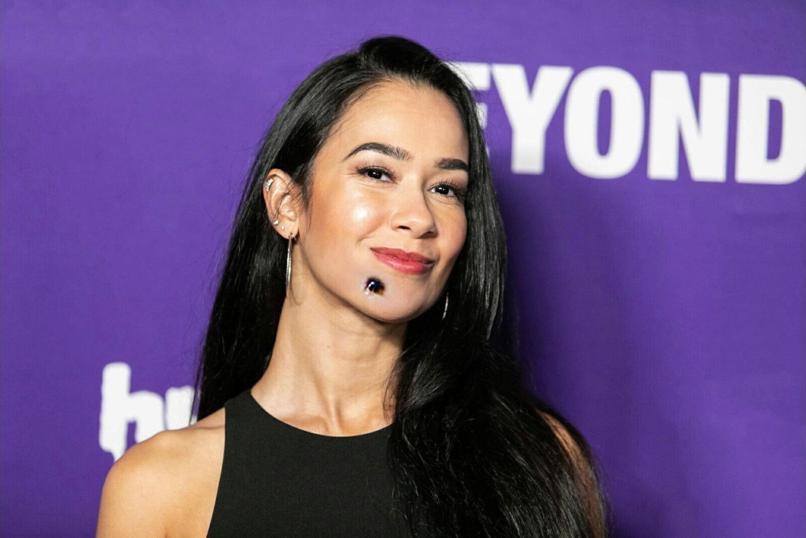 Lee's permanent chin mole appreciation video