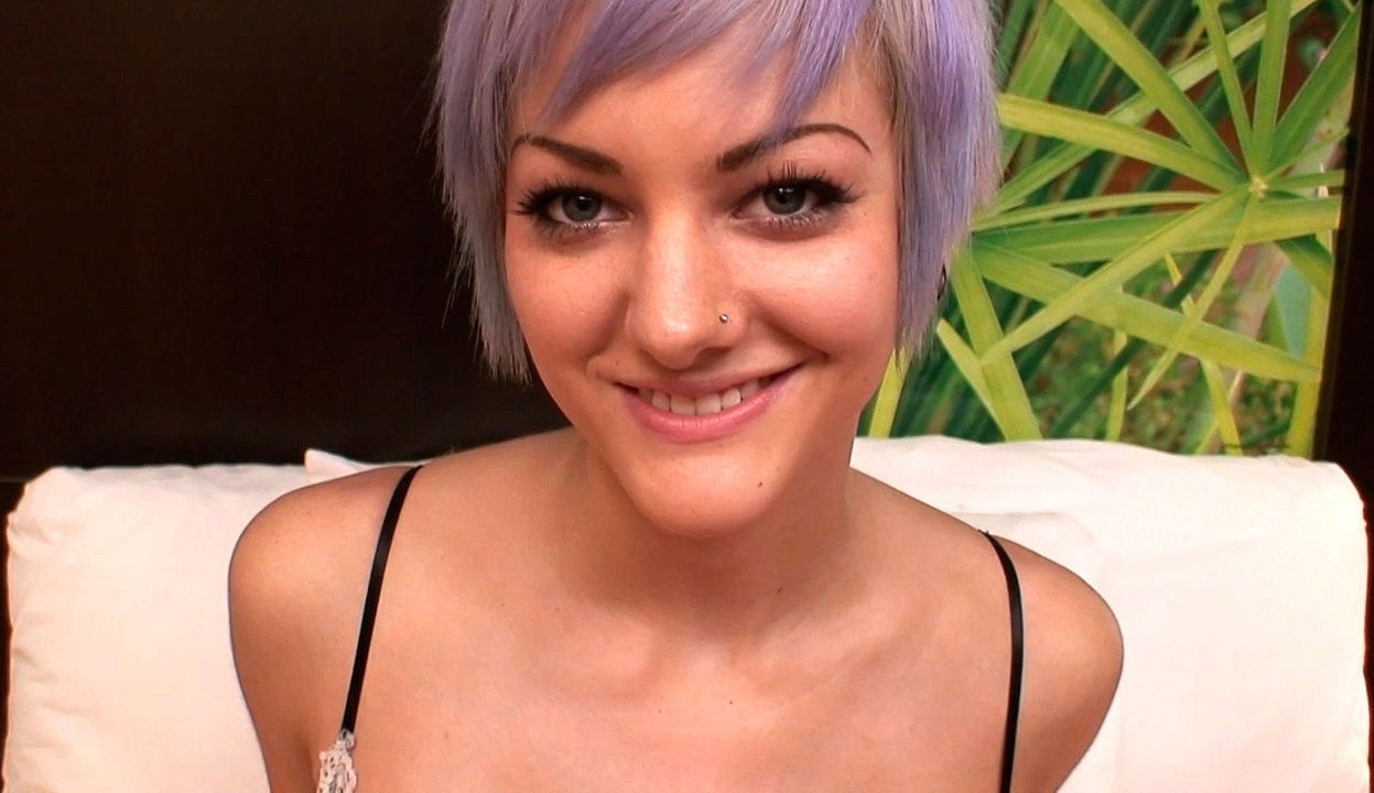 Purple-haired Goth 18-Years-Old Blowing Supersized Beautiful Woman Male Pole