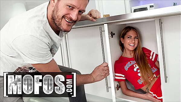 (Rebecca Volpetti) Pushed Limit (Ian Scott) Getting Pussy Streched With Handle Mofos