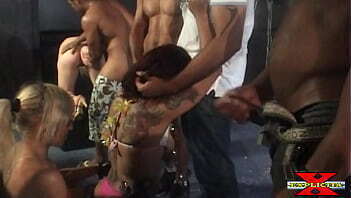 Malandro Invade Baile de Carnaval e Filma as Sacanagens Que Rolam Pelos Cantos do Sal&atilde_o