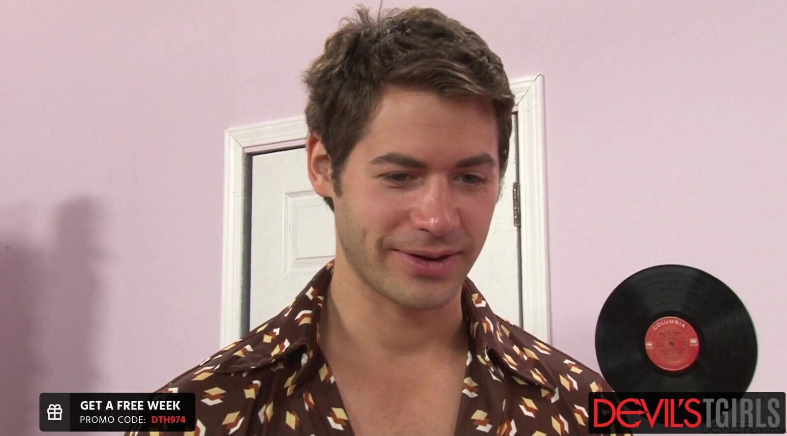 Trans MILF Aubrey Kate gets huge facial.