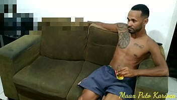 Liguei para o meu amigo Colombiano para bebermos e um bate-papo e a&iacute_ acabei transando muito com ele e rolou fisting, garganta profunda, com muito bareback e leite no cuzinho.