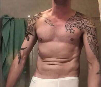 sexy viril s&rsquo_amuse &agrave_ frapper couilles