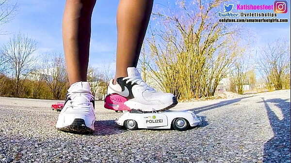 Kati crushes Crushing crushes Trample old-timer cars, tramples crushes cars into individual parts crush