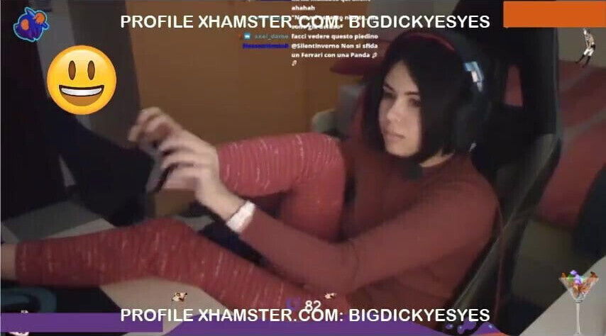 GIRL SHOWS BEAUTIFUL FEET